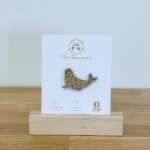 Pin's en feutrine pailletée en forme de phoque doré