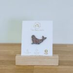 Pin's en feutrine pailletée en forme de phoque multi