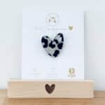 Broche coeur léopard argenté en feutrine pailletée sur une cartonnette "merci de tout mon coeur"