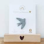 Pin's hirondelle argenté en feutrine pailletée sur une cartonnette "merci de tout mon coeur"