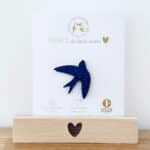 Pin's hirondelle bleu en feutrine pailletée sur une cartonnette "merci de tout mon coeur"