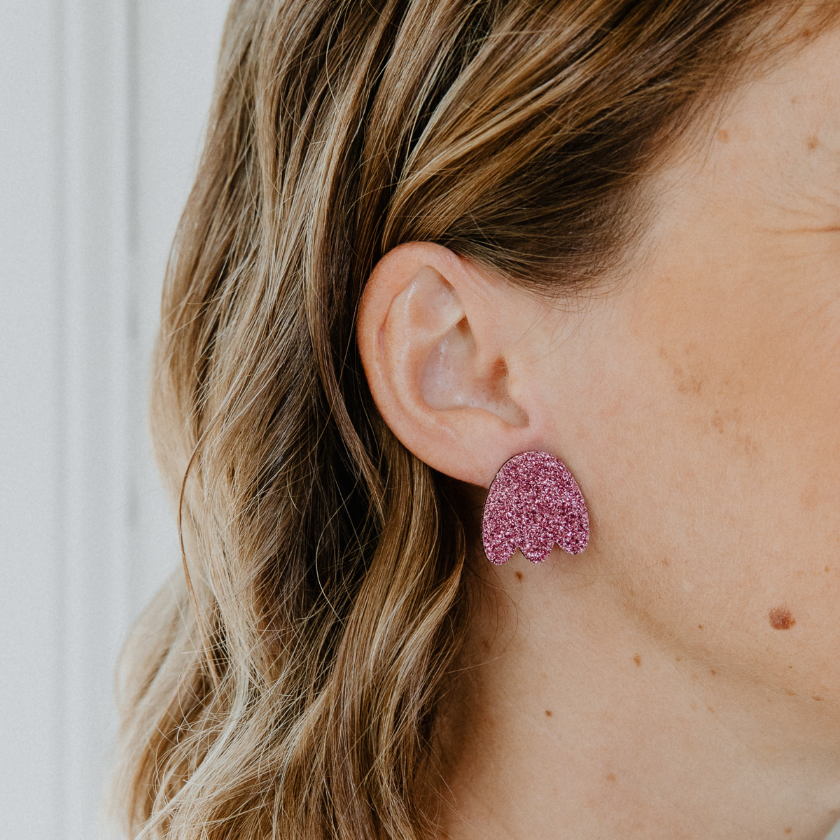 Les petites hirondelles 2026 Boucles d'oreilles en forme de corolles de couleur rose, taille M