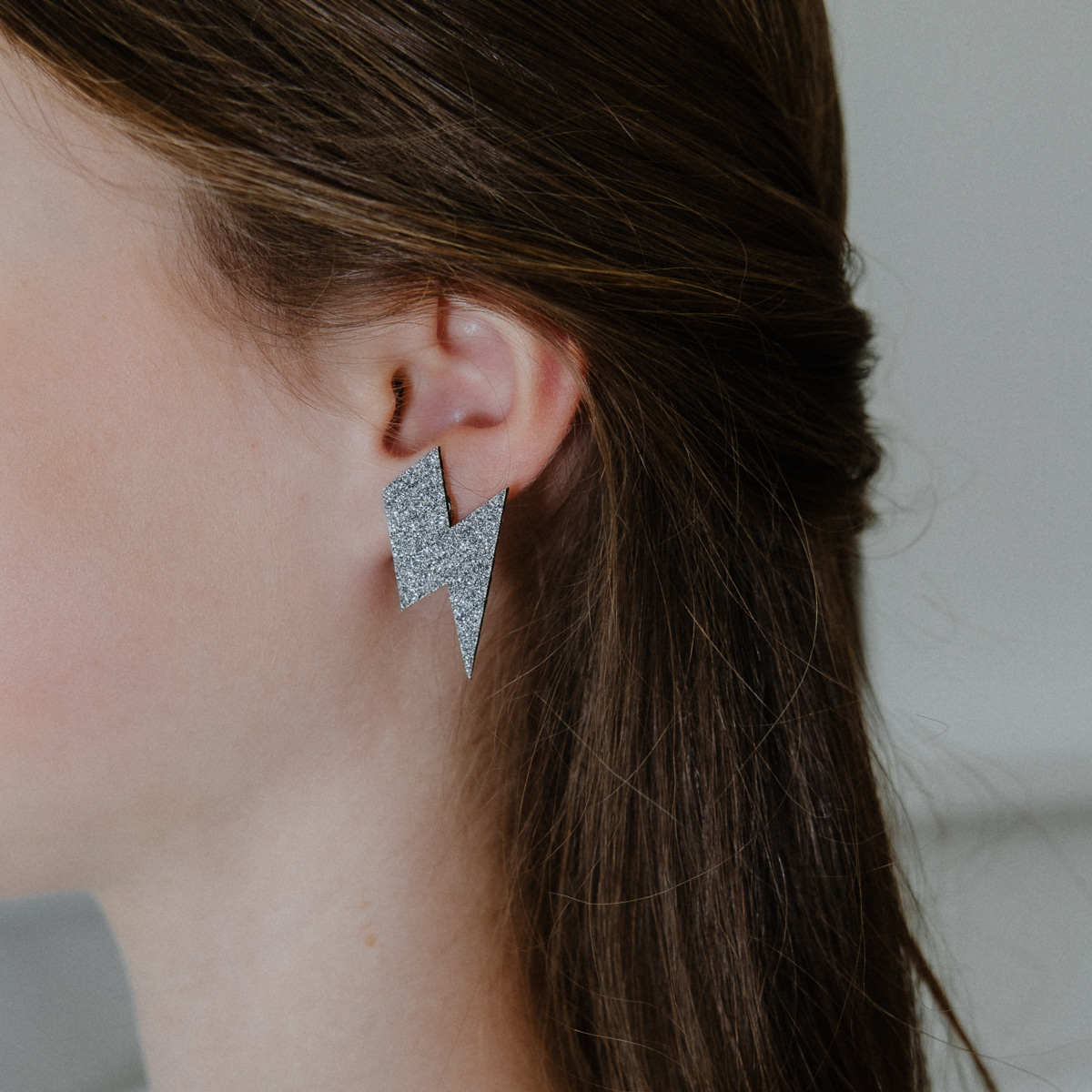 Les petites hirondelles 2026 Boucles d'oreilles en forme d'éclairs de couleur argent, taille M