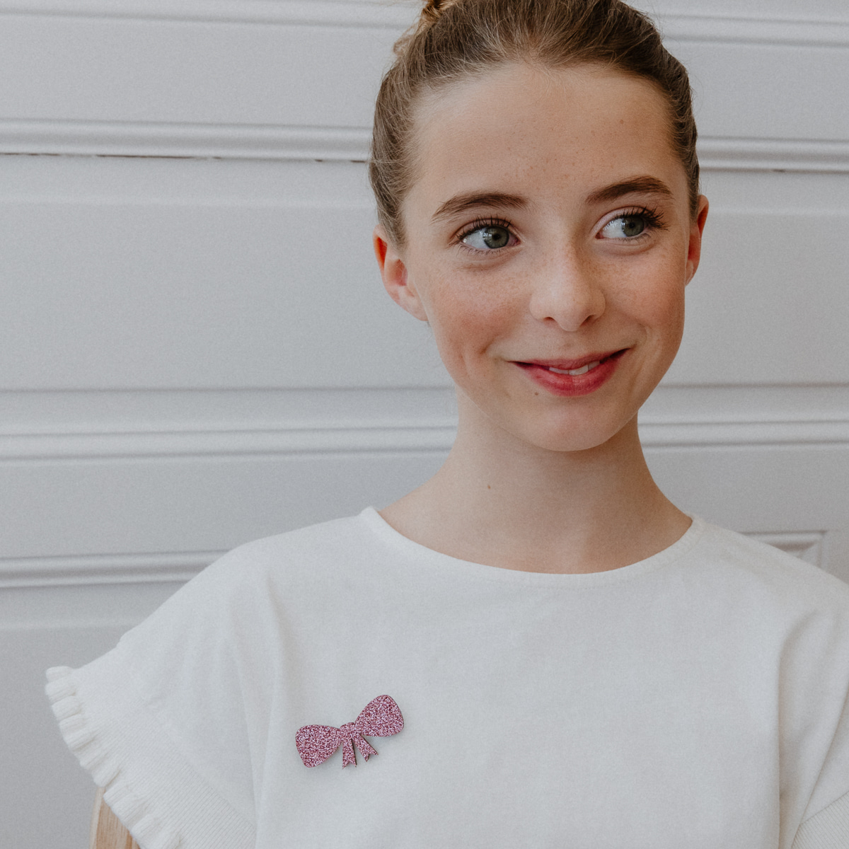 Les petites hirondelles 2026 Broche paillette en forme de nœud et de couleur rose