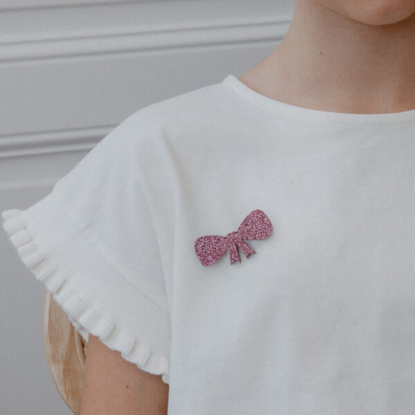 Broche paillette en forme de nœud et de couleur rose