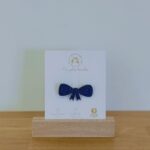 Broche paillette en forme de nœud et de couleur bleu